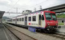 Reparatur/Renovation/Defekt bringt Farbe: Am 10.06.10 trifft diese 3-teilige S7 nach Willisau mit dem Triebwagen RBDe 561 171-0  Landkreis Konstanz , dem kolibrifarbigen AB 50 142-1 und dem Steuerwagen Bt 50 973-1 in Sch�pfheim ein.