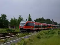 RB 29020 von M�nster (Westfalen) Hbf nach Enschede (NL) verl�sst den Bahnhof von Gronau und umf�hrt dabei die Abtellgruppe von Gronau durch eine lang gezogene Kurve.
Gronau, 12.06.2010