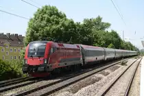 Am 11.6.2010 ergab sich dieses Bild 1116 227-8 in Railjet Colors mit EC 113 in richtung Klagenfurt. An der S-Bahnstation Berg am Laim.