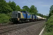 2 Loks der MWB mit einem Gaskesselwagenganzzug bei Laaber an der KBS 880.(9.6.2010)