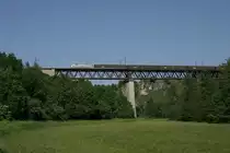 Eine Lok der Br-185 der PCT/Altmann mit einem Autotransport auf der Laberbr�cke in Beratzhausen.(KBS 880,11.06.2010)