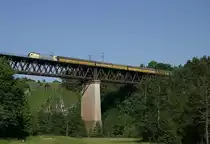 Ein Altmannzug mit einer unbekannt gebliebenen ES 64 U2 auf dem Laberviadukt in Beratzhausen.(KBS 880,11.6.2010)