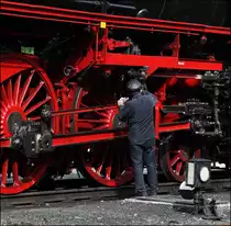 Das Triebwerk wird abgeschmiert und mit einem Hammer auf Sch�den untersucht... (DDM am 23.05.2010)