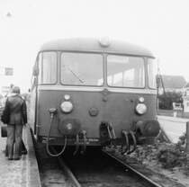 Der letzte Zug der EBO am 29.9.1974 in Ulzburg wartet auf den Fahrbefehl nach Barmstedt. 25 Jahre lang sollte der Personenverkehr auf diesem Abschnitt ruhen, bis am 26.9.1999 die AKN den Betrieb hier wieder aufnahm. Der Bahnbetrieb zwischen Ulzburg und Bad Oldesloe ist daf�r f�r immer Geschichte.

Auf welche Art hat sich das P�rchen auf dem Bild wohl w�hrend der 25 Jahre ohne Eisenbahnverkehr getroffen?