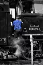 Der  Meister  der 01 0509 besteigt den F�hrerstand. (23.05.2010)