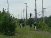 In die B�sche geschlagen - beim Bahnbildertreffen auf dem Weg zu einem geeigneten Fotostandpunkt f�r die ILA-Shuttles. Berlin Wuhlheide, 12.6.2010