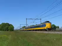 Koplopers 4063 und 4244 mit IC 747 Schiphol-Groningen bei Tynaarlo am 4-6-2010.