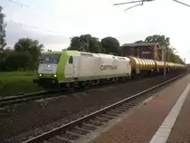 Eine BR 185 von CAPTRAIN f�hrt mit einem DHL Kesselwagenzug durch den Bahnhof Gifhorn.