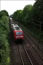 152 146 (9180 6152 146-7 D-DB) ist mit einem KLV-Zug in Richtung Norden unterwegs. (Aufgenommen am Morgen des 08.06.2010 in Freiburg im Breisgau).

