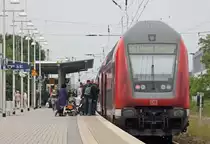 Am Ende der RE1 (10129) nach Hamm mit Zuglok 146 020-3 h�ngt ein Steuerwagen der Bauart 765.5, hier beim Halt in Aachen Rothe-Erde, 1.6.10
