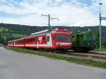 Triebwagen BDe 4/4 II 611 neben den hidtorischen BCe 70 im Bahnhof Glovelier am 12/06/10.
