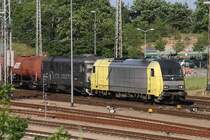 ER 20-006 f�hrt am 19.06.2010 mit 252 019-5 und einem Kesselwagenzug am Haken durch Eberswalde in Richtung Berlin