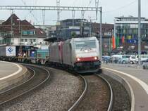 Crossrail - Lok 185 581-6 zusammen mit der Lok 185 591-5 vor G�terzug bei der Durchfahrt im Bahnhof Thun am 15.05.2010