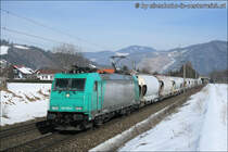 Die t�rkise 185.576 der LTE mit dem besten Privatler auf der S�dbahn, dem Kaolinzug, SGAG 48981, auf der Fahrt von Antwerpen nach Gratwein wenige Kilometeter vor ihrem Zielbahnhof, nahe der Hst. St�bing, aufgenommen am 18.02.2010