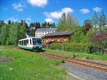 654 044 (VT44) als VBG/VIA83120 westlichen Ausfahrt des Bahnhofs Klingenthal Richtung Graslitz, 4.6.010. (Gru� an den Tf!) Rechts neben dem VT das braune Geb�ude war fr�her der Lokschuppen der Buschterader Eisenbahn und diente sp�ter als jahrelanger Unterstand f�r eine der beiden Klingenthaler Schmalspur-E-Loks.
