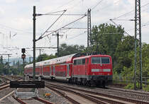 Die RE9 (4864) aus Siegen nach Aachen Hbf mit Schublok 111 150-9 bei der Ausfahrt in D�ren Hbf, 13.6.10