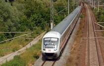 Der IC 2356 hatte am 20.06.10 ca 20 Minuten Versp�tung. Um den nachfolgenden ICE nicht in Bitterfeld zu beeintr�chtigen wurde er in Bitterfeld auf Gleis 4 geleitet und fuhr somit au�erplanm��ig �ber dieses Gleis. Fotografiert in Holzweissig.