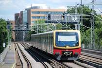 BERLIN, 16.06.2010, S7 nach Ahrensfelde bei der Ausfahrt aus dem S-Bahnhof Bellevue


