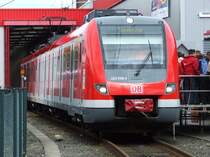 Der neue ET 422 der S-Bahn Rhein Ruhr am 19.06.2010 im Rahmen der  Extra Schicht - Nacht der Industriekultur  am Besuchertag des Werks Essen vor der Waschstrasse, durch die die Menge (rechts im Bild) einige Male in dieser Nacht die M�glichkeit hatte, durchzufahren.
