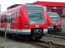 Vergleichsbild eines ET 423 (vorne) und eines ET 422 am Besucherabend im Werk Essen im Rahmen der Extra Schicht - Nacht der Industriekultur am 19.06.2010, mit interessanter Fahrzeugschau.