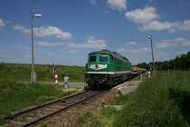 V300-005 mit einem beladenen Dumpcarwagenzug bei Kayna.
(Wismutwerkbahn,16.6.2010)