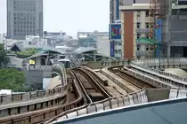 Blick von der BTS Siam Station (CEN) in Richtung BTS National Stadium Station (W1) welche im Hintergrund erkennbar ist. Das rechte Gleis gehört zur nördlichen BTS-Linie und führt nach Mo Chit. Die Gleise der Gegenrichtung befinden sich eine Etage tiefer. 22.Mai 2007.