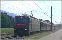 Kaum ist der grosse Regen vorbei, staubt es schon wieder, wenn RE1152 mit Ge 4/4 III 642  Breil/Brigels  mit 80km/h durch Felsberg donnert.(23.06.2010)