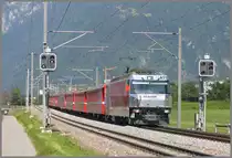 Ge 4/4 III 651  Fideris  zieht den RE 1157 nach St.Moritz, hier bei Felsberg. (23.06.2010)