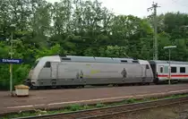 Eine nicht so ganz saubere 101 034-7 ist am 12.06.2010 mit ihrem IC auf dem Weg nach Ostseebad Binz! Hier bei der Durchfahrt auf Gleis 6 in Eichenberg!
Man beachte die Fratze auf der Lok rechts im Bild...!:-)