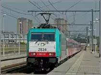 Die TRAXX 2834 zieht am 23.06.10 den IC Amsterdam CS - Bruxelles Midi �ber die Hochgeschwindigkeitsstrecke L 4 durch die Haltestelle Antwerpen Luchtbal. (Jeanny)