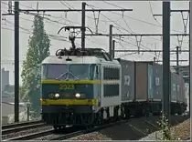 Das Kraftpaket 2023 erreicht am 23.06.10 mit seinem Containerzug die Haltestelle Antwerpen Luchtbal auf dem Weg zum Hafen von Antwerpen. (Hans)
