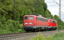 Wenn man am wenigsten darauf vorbereitet ist, kommen die besten Z�ge. Als ich n�mlich am 28.5.2010 gerade ein wenig  Vegetationskontrolle   durchf�hrte, kam pl�tzlich 115 261-0 von DB Autozug mit einer frisch hauptuntersuchten Stuttgarter 111 in Richtung Stuttgart angerollt. Aufgenommen wurde das Bild kurz vor G�ppingen. Aufgrund des oben genannten Umstandes sind deshalb leider die Masten abgeschnitten; angesichts der hier zu sehenden Loks habe ich mich aber doch f�r das Ver�ffentlichen dieses Bildes entschieden.