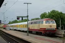 Am 31. Mai 2010 traute ich im Stuttgarter Hbf meinen Augen nicht, als ich dort die rot-beige 217 001-7 mit einem Messzug und der  Systemtechnik-114  erblickte. Leider war der Zug etwas ung�nstig abgestellt, doch f�r meine erste 217 bet�tigte ich gerne den Ausl�ser.
Eine kleine Info am Rande f�r Statistiker: Die Lok erhielt zum 21.01.2003 im Werk Bremen ihre letzte HU. Ihre Frist wurde im BW Regensburg bis zum 19.01.11 verl�ngert.