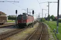 Zementzug 74309 von Herisau nach Zizers mit 2 Wagen und �bermotorisierter Traktion ( 10600 PS ). Kreutzung in Heerbrugg