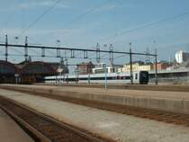 X31 Contessa am 05.09.2002 im Bahnhof Malm� C. Der X31 ist dreiteilig mit 2 Endwagen mit unterschiedlicher Nummer, einer davon hat ein 1.-Klasse-Abteil. Der Mittelwagen ist zwischen den T�ren unterflurig mit Fahrradabteil und L�ngstsitzen, keine erkennbare Nummer.