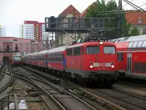 Nun wurde es noch voller am 12.06. Ganz rechts ein RE 1 gen Osten, in der Mitte 110 352-2 mit der Leerwagen�berf�hrung f�r die Kreuzfahrg�ste nach Potsdam und links eine S Bahn vor dem ALEXA. Gr��e an die freundlich Polizisten!
