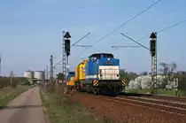 Mit einem kurzen Bauzug dieselt V 100-SP-003 am 07. April 2010 bei Wiesental in Richtung Graben-Neudorf.