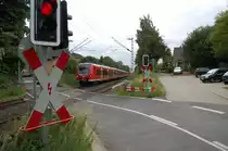RE 8 nach Koblenz am Bahn�bergang J�chener M�hle / Friedhofstra�e am Sonntag den 20.6.2010. Einige Sekunden zuvor hat der Zug den HP J�chen verlassen und f�hrt zum n�chsten Halt Grevenbroich. Das Bild zeigt die Triebwagen 425 603-8 + 425 100-4.