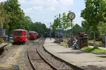 Pfingstmontag Schierwaldenrath 13.34 Uhr. Links im Bild stehen die Beiden Triebwagen und im Hintergrund f�hrt gerade ein dampflokgef�hrter Zug in die Endstation ein.24.5.2010
