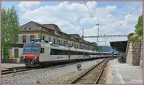 Ein ziemlich langer  Domino  wartet in Le Locle als RE 2771 nach Neuchâtel auf die Abfahrt: RBDe 560, B, ABt, ABt, RBDe 560. 
25. Juni 2010