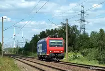 Re 482 027-0 schleicht als Tfzf aus dem Rbf Alte-S�derelbe durch Hamburg-Moorburg Richtung S�den. Aufgenommen am 23.06.10.