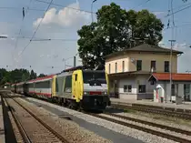 Die ES 64 F4-093 am 25.06.2010 mit einem Brenner EC bei der Durchfahrt in A�ling. 