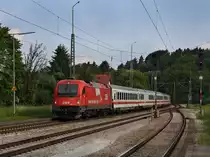 Die 1216 011 am 25.06.2010 mit einem Brenner EC bei der Durchfahrt in A�ling. 