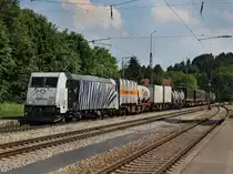 Die 185 661 von Lokomotion am 25.06.2010 mit einem KLV-Zug bei der Durchfahrt in A�ling. 