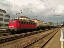 140 791 sonnt sich mit ein paar Kesslein am  26.06.2010 im Regensburger Hauptbahnhof. 