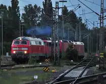 ein kleiner Lokzug verl��t am Abend den Bf Braunschweig gef�hrt von 218 448 am 21.06.2010