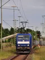 185 CL-009 kommt am Abend des 22.06.2010 mit einem Containerzug durch den Bf K�nigslutter