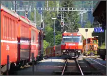 RE1224 aus Scuol wartet in Klosters auf den RE1025 nach Davos mit der Ge 4/4 III 646  Sta.Maria Val M�stair .(26.06.2010)