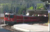 RE1224 mit Ge 4/4 II 616 aus Scuol-Tarasp erreicht den Bahnhof Klosters und hat soeben die Landquart �berquert. (26.06.2010)