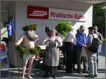 Der  Wilde Mann  steht im Wappen der Gemeinde Klosters und begr�sst hier symboltr�chtig die 450 Teilnehmer der Walservereinigung Schweiz, die hier ihre 50. Jahresversammlung abhalten. Die Meisten reisen mit der RhB nach Klosters. (26.06.2010)